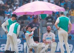 PIX: NZ players melt under Mumbai's scorching sun