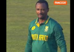 Unbelievable! SA coach becomes substitute fielder 