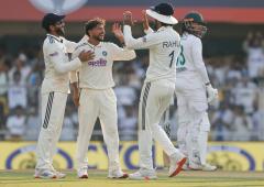 Kuldeep picks key wickets to restrict South Africa