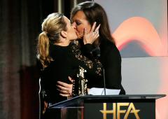 PIX: Kate Winslet kisses Allison Janney!