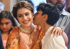 Kajol, Yug Serve Bhog At Durga Puja