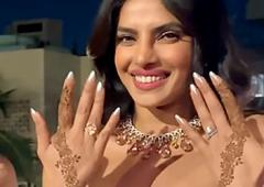 Priyanka Shows Off Mehendi At Shaadi