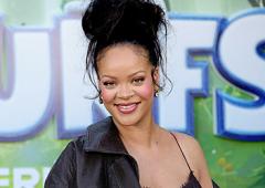 Pregnant Rihanna Attends Smurfs Premiere
