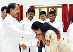 KCR Meets Kavitha After Her Release