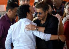 SRK, Sachin Hug At Swearing In