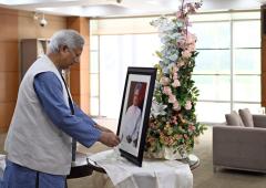 Dr Yunus Pays Tribute To Dr Singh