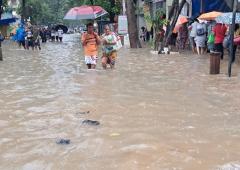 Mumbai gets 100 mm rainfall; rail, air traffic hit