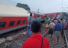 2 killed as 18 coaches of Howrah-Mumbai train derail