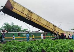 9 dead, 41 hurt as goods train hits express in Bengal