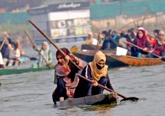 A Women's Boat Race On Dal Lake!