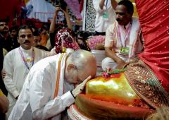 Amitbhai Bows To Lalbaugcha Raja