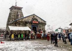 Even Snow Can't Deter Kedarnath Devotees