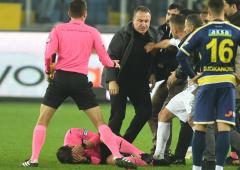 Soccer: Turkish club president punches ref, arrested
