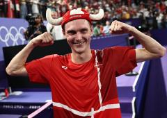 Axelsen retains badminton crown; An bags women's gold