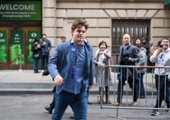 Magnus Carlsen disqualified for wearing jeans