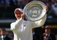 Krejcikova outlasts Paolini in Wimbledon final