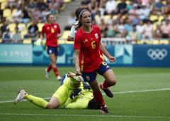 PIX: Spain edge Japan; US, Germany make solid start