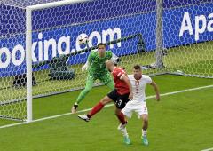 PIX: Austria ease past Poland, renew knock-out hopes
