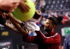 Djokovic hit on head by water bottle at Italian Open