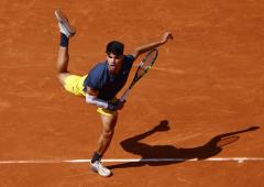 French Open: Alcaraz cruises; Wawrinka upsets Murray