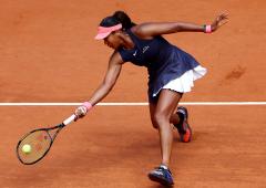 French Open: Osaka overcomes Bronzetti to reach 2nd rd