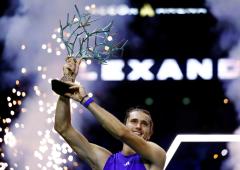 Zverev wins Paris Masters, Swiatek survives Krejcikova