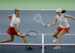 Swiatek leads Poland to historic win over Czechs