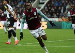 West Ham win at Newcastle, ease pressure on Lopetegui