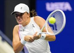 Swiatek returns to pro tennis after self-induced break