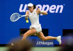 PICS: Swiatek, Pegula, Muchova cruise into quarters