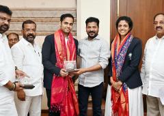 Telangana CM rewards Chess heroes Arjun, Harika