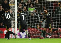 PIX: Fernandes brace helps Man United thump Wolves