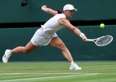 PIX: Swiatek outplays Collins; Andreeva advances too