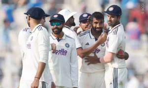 PIX: South Africa implode after steady start on Day 1