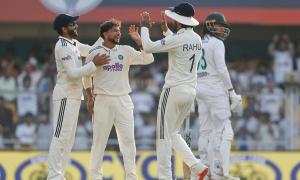 Kuldeep picks key wickets to restrict South Africa