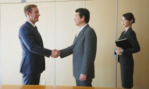 Build Your Charisma: 6 Tips On Shaking Hands