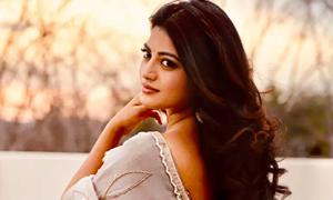 Anandhi Is The Ultimate Desi Girl Until...