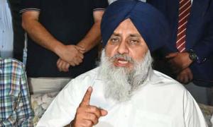 Sukhbir Badal ordered to clean shoes at Golden Temple