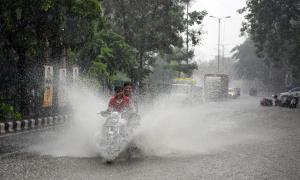 Sudden downpour floods Delhi, Mumbai gets a respite