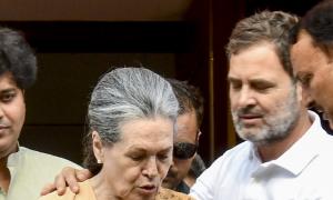 HC asks Swamy, Gandhis for note on Nat'l Herald plea