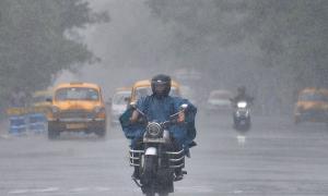 Rain lashes parts of Bengal as cyclone 'Dana' nears