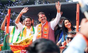 Who will take oath with Fadnavis at Azad Maidan?