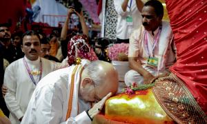 Amitbhai Bows To Lalbaugcha Raja