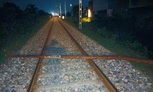 Train driver spots iron pole on tracks, mishap averted