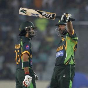Pakistan edge past Bangladesh; India knocked out of Asia Cup