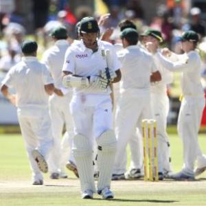 Smith falls for three, South Africa face heavy defeat