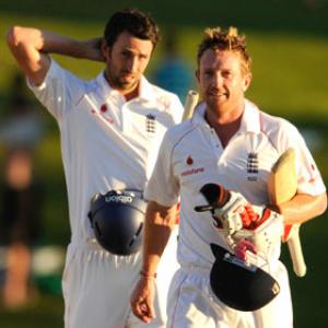 England hang on to draw against South Africa