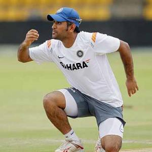 Dhoni survives injury scare ahead of 3rd ODI