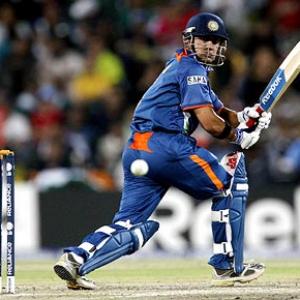 India crush Sri Lanka to storm into final