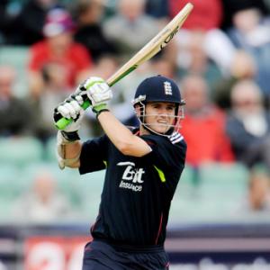 Davies steers England to victory over Pakistan